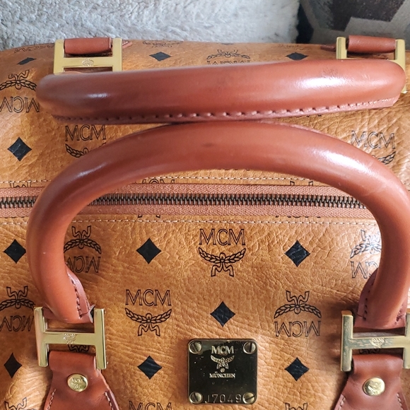 💥💥SOLD💥💥 MCM 40 Duffle bag. - Picture 2 of 16